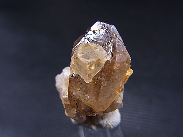 画像: ベトナム・タインホア産スモーキー水晶＆トパーズ共生 6.2g