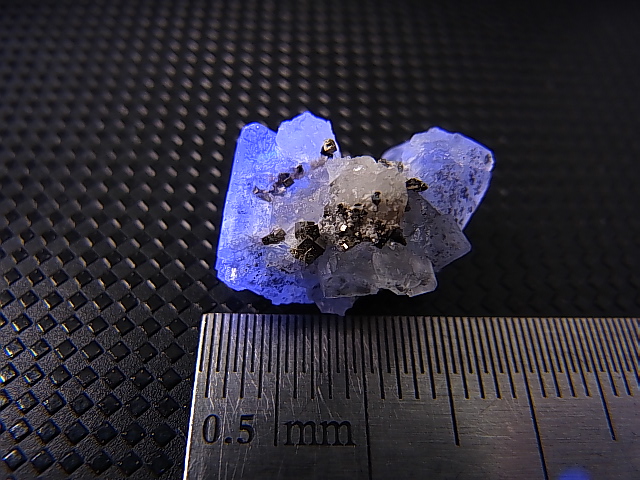 画像: 猪倉大成鉱山産パイライト付きグリーンフローライト原石 2.1g