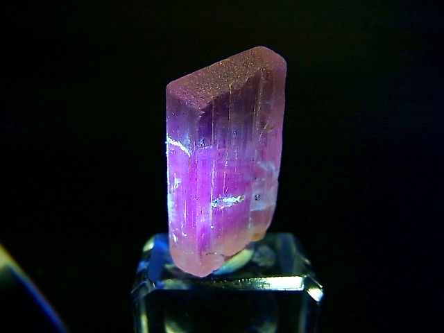 画像: タンザニア産蛍光スキャポライト原石 31.9カラット