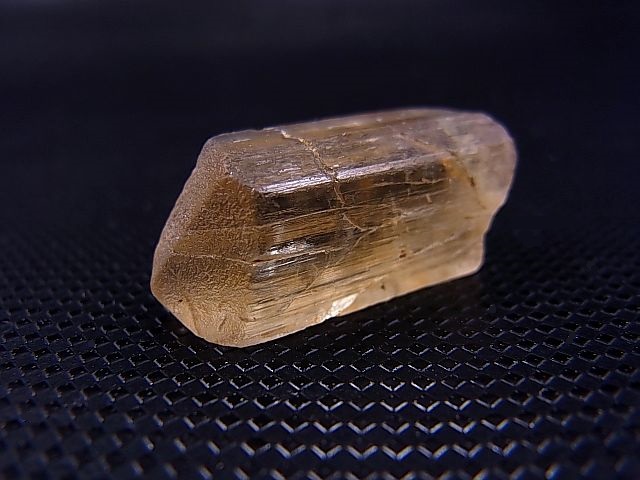 画像: タンザニア産蛍光スキャポライト原石 31.9カラット