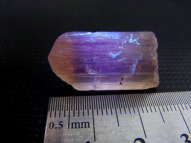 画像: タンザニア産蛍光スキャポライト原石 31.9カラット