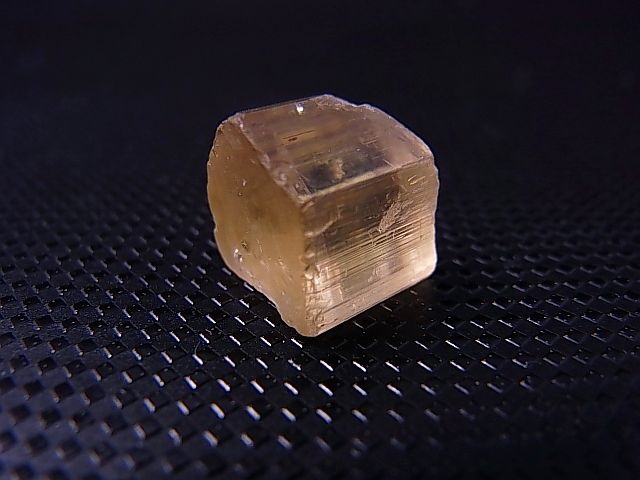 画像: タンザニア産蛍光スキャポライト原石 13.4カラット