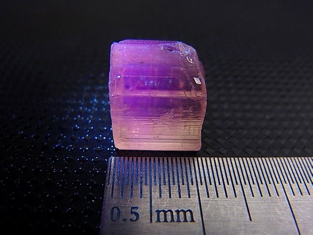 画像: タンザニア産蛍光スキャポライト原石 13.4カラット