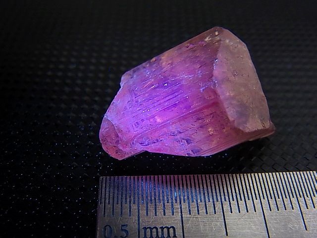 画像: タンザニア産蛍光スキャポライト原石 29.3カラット