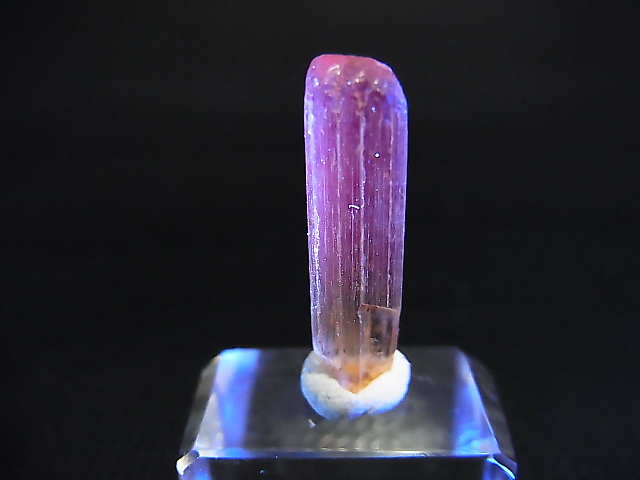 画像: タンザニア産蛍光スキャポライト原石 6.3カラット