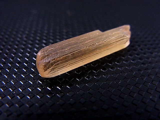 画像: タンザニア産蛍光スキャポライト原石 6.3カラット