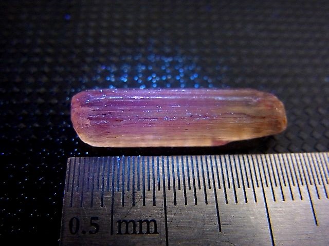 画像: タンザニア産蛍光スキャポライト原石 6.3カラット