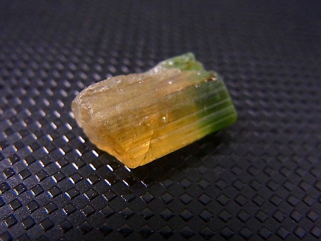 画像: ベトナムMinh Tien産バイカラートルマリン（オレンジ/グリーン）結晶原石 7.9カラット