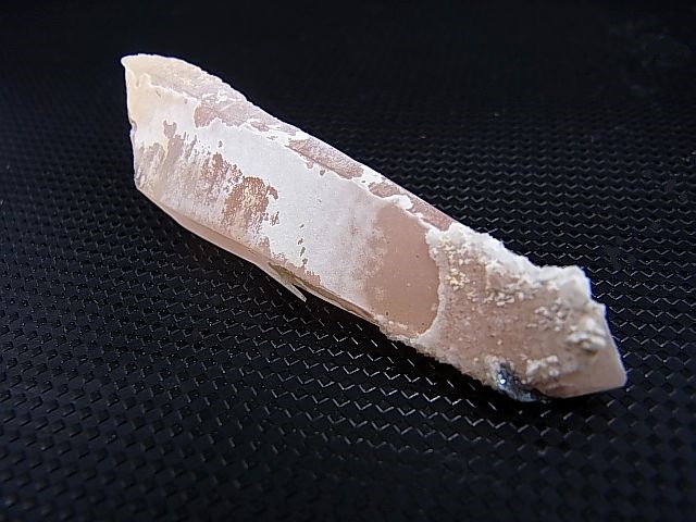 画像: 内モンゴル産アイアンローズ付きピンク水晶（レーザー型） 10.8g