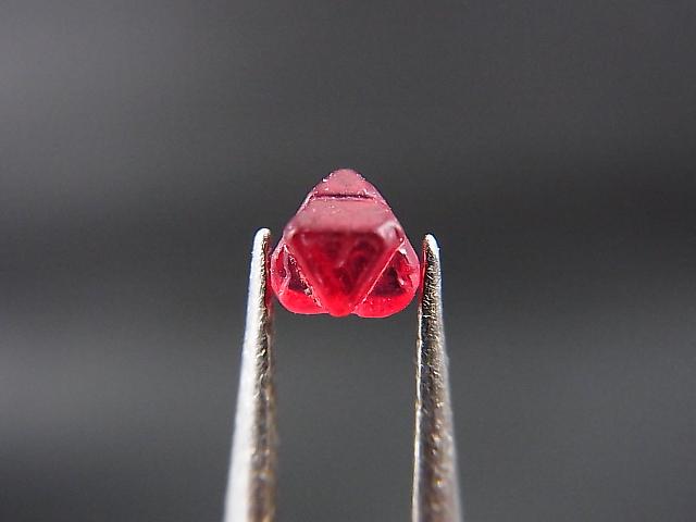 画像1: ミャンマー・モゴック産レッドスピネル双晶原石「ダビデの星」 0.3カラット
