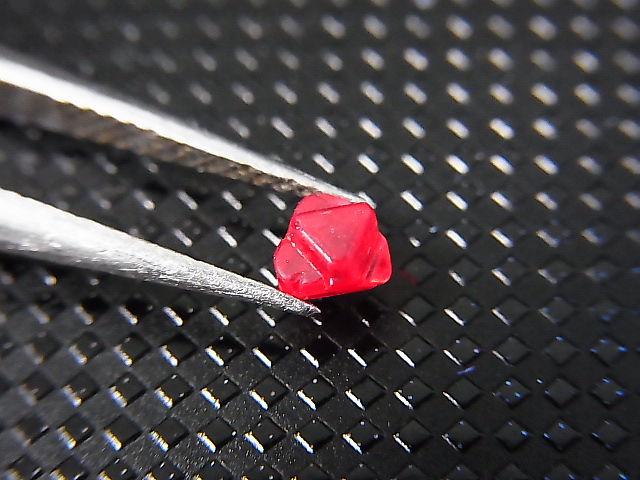 画像2: ミャンマー・モゴック産レッドスピネル双晶原石「ダビデの星」 0.3カラット