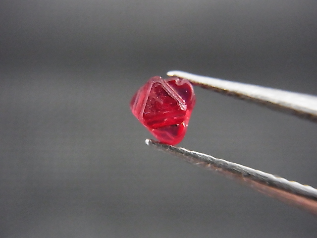 画像: ミャンマー・モゴック産レッドスピネル双晶原石「ダビデの星」 0.3カラット