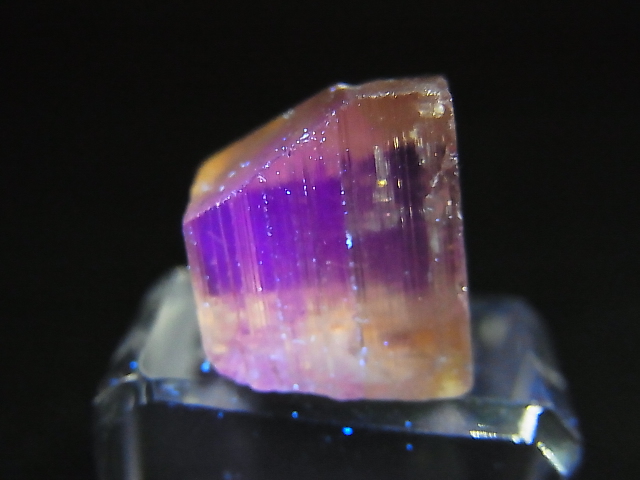 画像: タンザニア産蛍光スキャポライト原石 18.5カラット