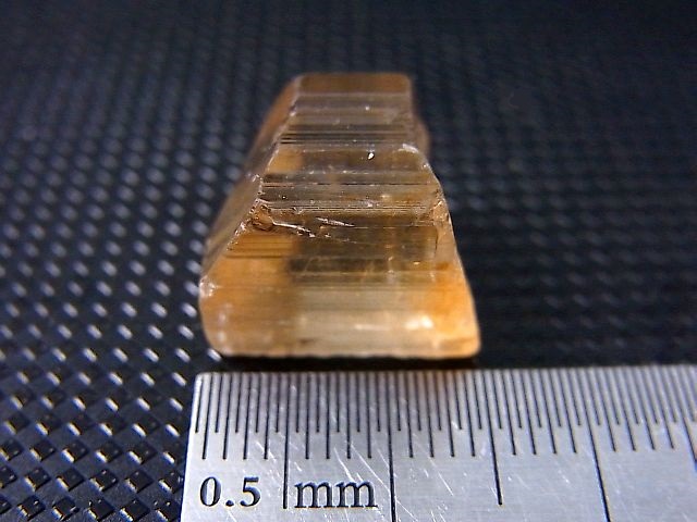 画像: タンザニア産蛍光スキャポライト原石 18.5カラット