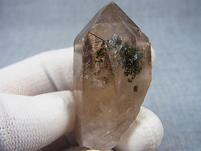 画像: ノルウェー産ゴールド＆コッパールチル入りスモーキー水晶原石（クローライト入り） 46.4g