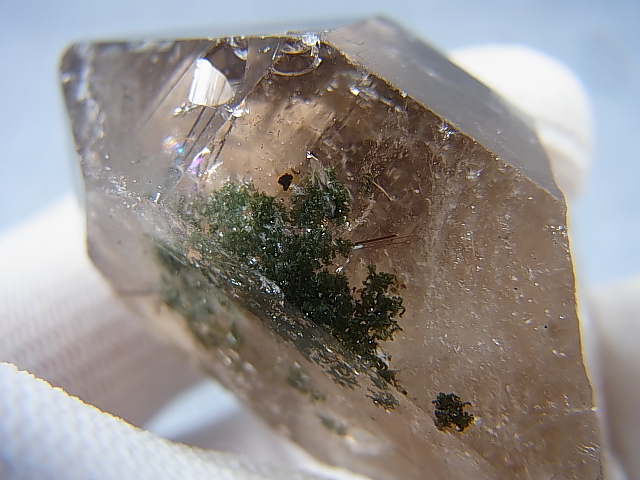 画像: ノルウェー産ゴールド＆コッパールチル入りスモーキー水晶原石（クローライト入り） 46.4g