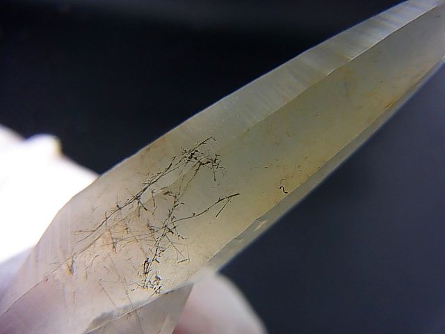 画像2: 山梨県水晶峠産トレモライト入り水晶ポイント 9.0g