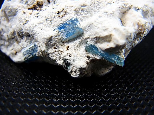 画像2: ベトナム・タインホア産宝石品質アクアマリン付きカオリナイト 30.5g