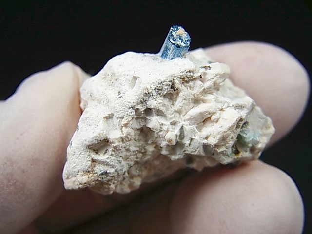 画像: ベトナム・タインホア産宝石品質アクアマリン付きカオリナイト 8.8g