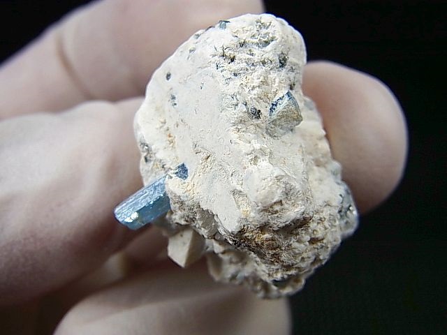 画像: ベトナム・タインホア産宝石品質アクアマリン付きカオリナイト 8.8g