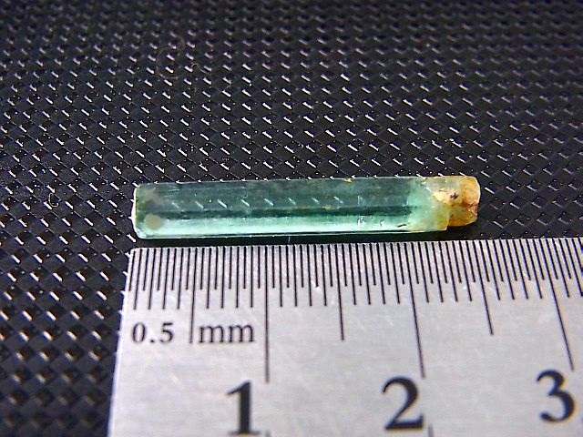 画像: ナイジェリア産アクアマリン柱状結晶 3.8カラット