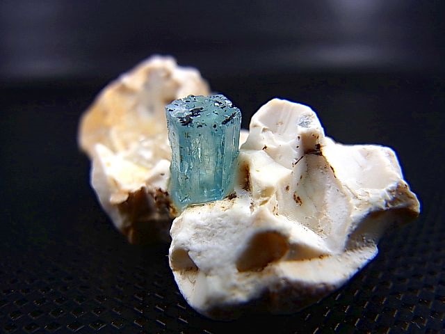 画像: ベトナム・タインホア産宝石品質アクアマリン付きカオリナイト 11.1g