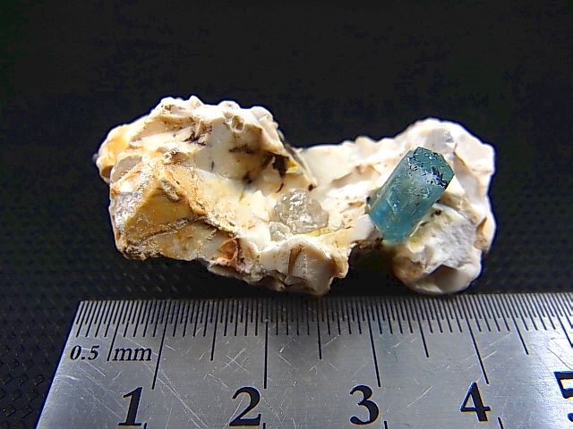 画像: ベトナム・タインホア産宝石品質アクアマリン付きカオリナイト 11.1g