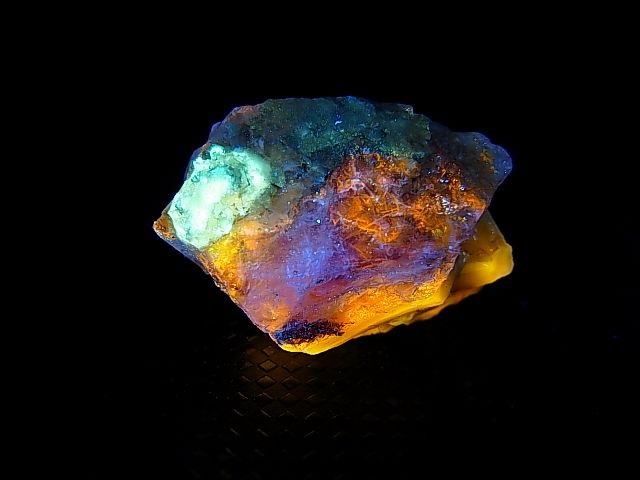 画像1: Hokkaidoite北海道然別湖産蛍光オパール原石 4.3g