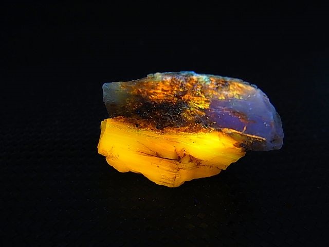 画像: Hokkaidoite北海道然別湖産蛍光オパール原石 4.3g