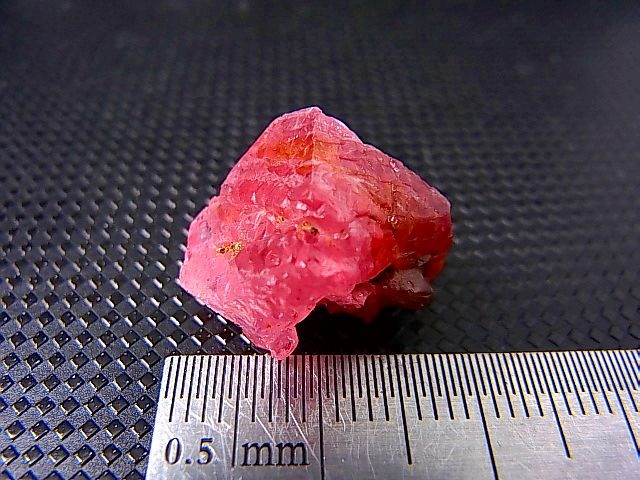 画像: ベトナムLuc Yen産ピンクスピネル結晶原石 23.2カラット