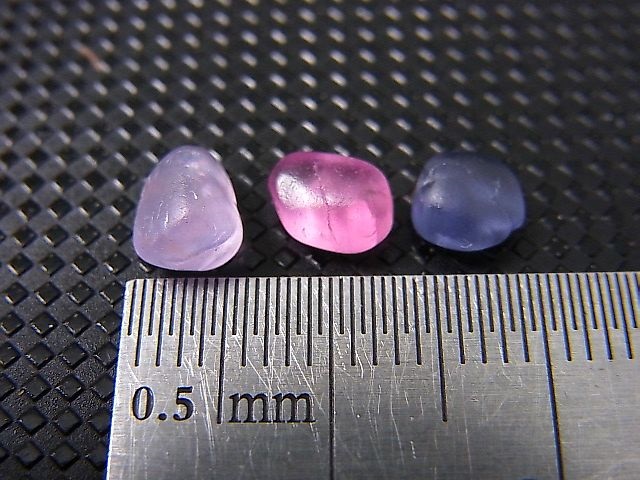 画像: ベトナムLuc Yen産サファイア＆スピネル原石（川流れ自然研磨） 3点セット トータル 3.8カラット