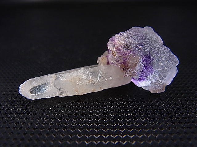 画像: ヤオガンシャン産パープル＆カラーレスフローライト付き水晶原石 10.3g