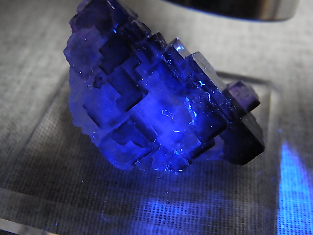 画像: 新疆ウイグル自治区産パープルフローライト原石 14.3g