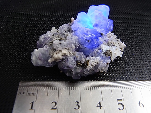 画像: ヤオガンシャン産ライトブルーフローライト原石（水晶/アルセノパイライト付き） 37.6g