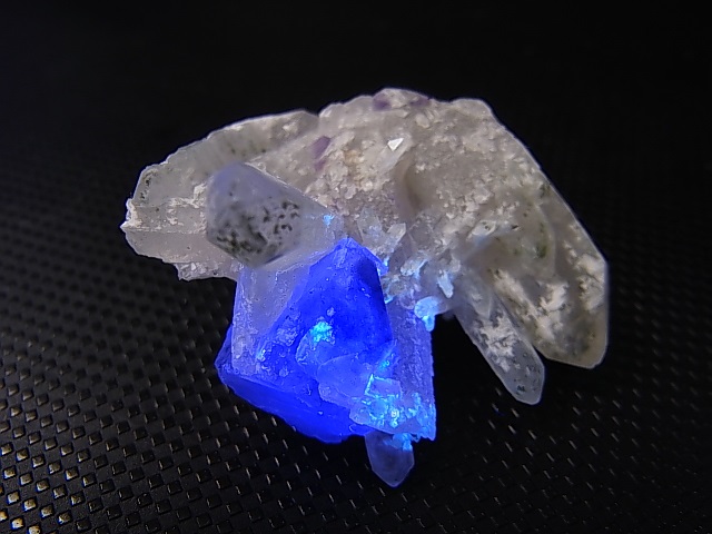 画像2: ヤオガンシャン産ライトブルーフローライト原石（水晶/パイライト付き） 20.2g