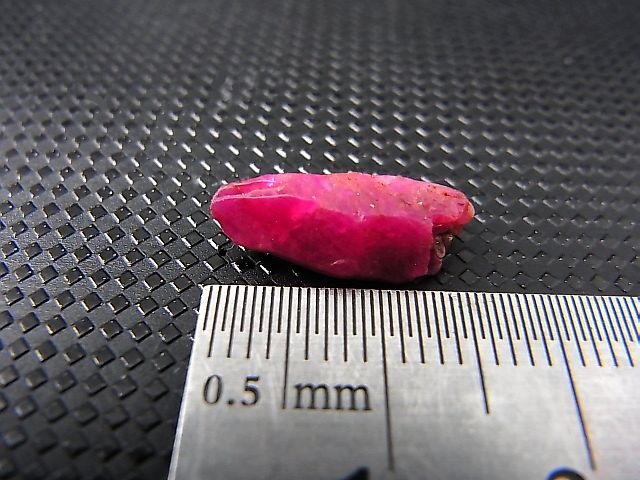 画像: ベトナムLuc Yen産ルビー結晶原石（犬牙型） 4.0カラット
