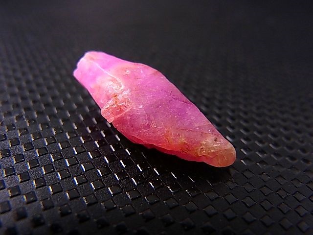 画像: ベトナムLuc Yen産ルビー結晶原石（犬牙型） 8.7カラット