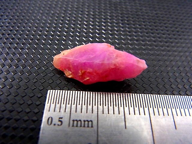 画像: ベトナムLuc Yen産ルビー結晶原石（犬牙型） 8.7カラット