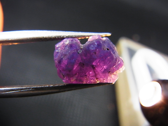 画像: ベトナムLuc Yen産コバルトスピネル結晶原石（蛍光/カラーチェンジ） 6.0カラット