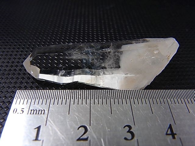 画像: 山梨県乙女鉱山産ウォータークリア水晶ポイント（山入り/ブルーミスト） 7.4g