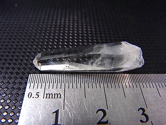 画像: 山梨県乙女鉱山産ウォータークリア水晶ポイント（角閃石/パイライト入り） 2.1g