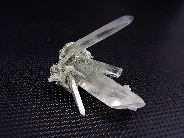 画像: インド・マニハール産クリア水晶（連晶/クローライト入り） 8.5g