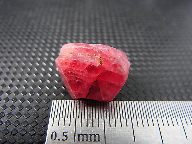 画像: ベトナムLuc Yen産レッドスピネル結晶（△成長丘付き/双晶） 12.2カラット