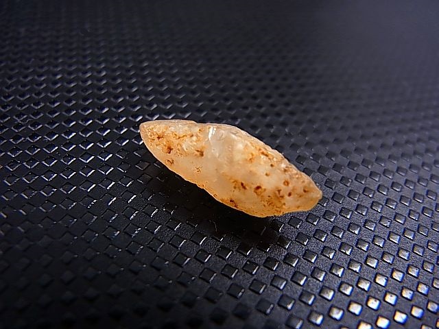 画像: ミャンマー・モゴック産イエローサファイア原石（犬牙型ＤＴ） 5.7カラット