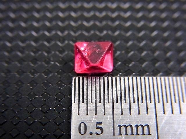 画像: ミャンマー・モゴック産宝石質ホットピンクスピネル結晶（八面体） 0.7カラット