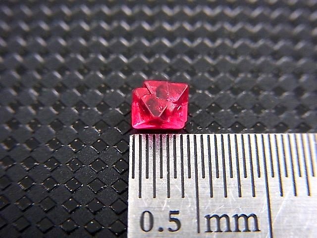 画像: ミャンマー・モゴック産宝石質ホットピンクスピネル結晶（双晶） 0.5カラット