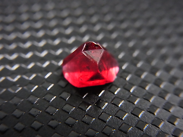 画像: ミャンマー・モゴック産宝石質レッドスピネル結晶（双晶） 0.9カラット