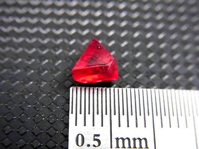 画像: ミャンマー・モゴック産宝石質レッドスピネル結晶（双晶） 0.9カラット