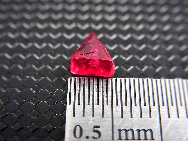 画像: ミャンマー・モゴック産宝石質レッドスピネル結晶（双晶） 0.7カラット