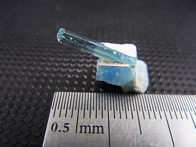 画像: ジェムグレード宝石需要品質：ベトナム産アクアマリン柱状結晶原石（連晶） 5.0カラット